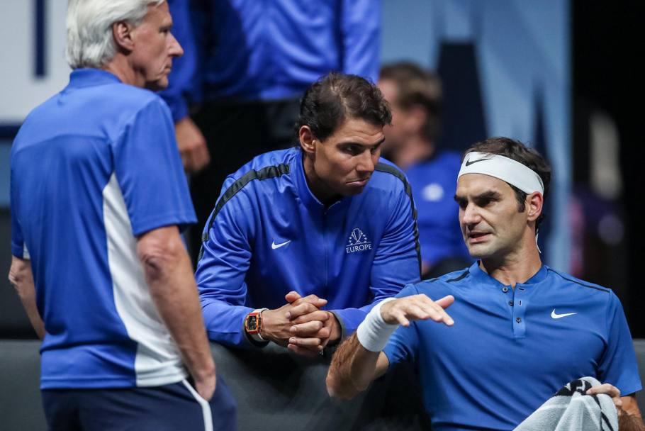 Nadal assistant coach speciale per Federer durante il match decisivo. Epa